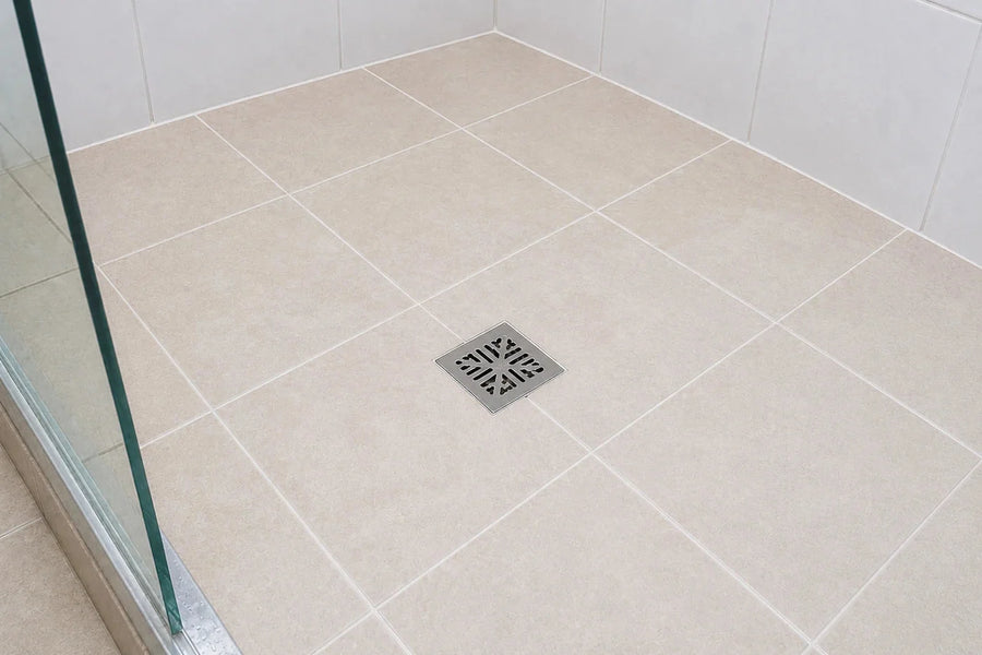 Un sol de douche propre aux joints clairs.