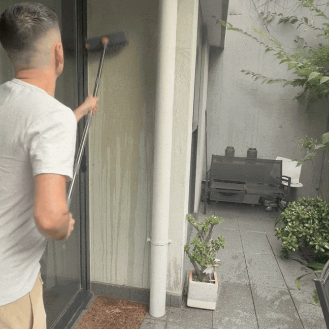 Nettoyage d'une baie vitrée en extérieur sans escabeau, manche déployé
