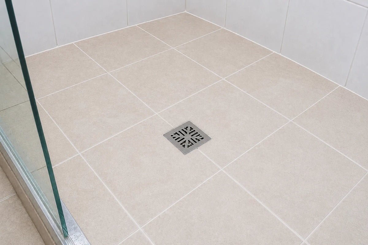 Le même bac de douche aux joints redevenus clairs après nettoyage avec la brosse NETTARIA